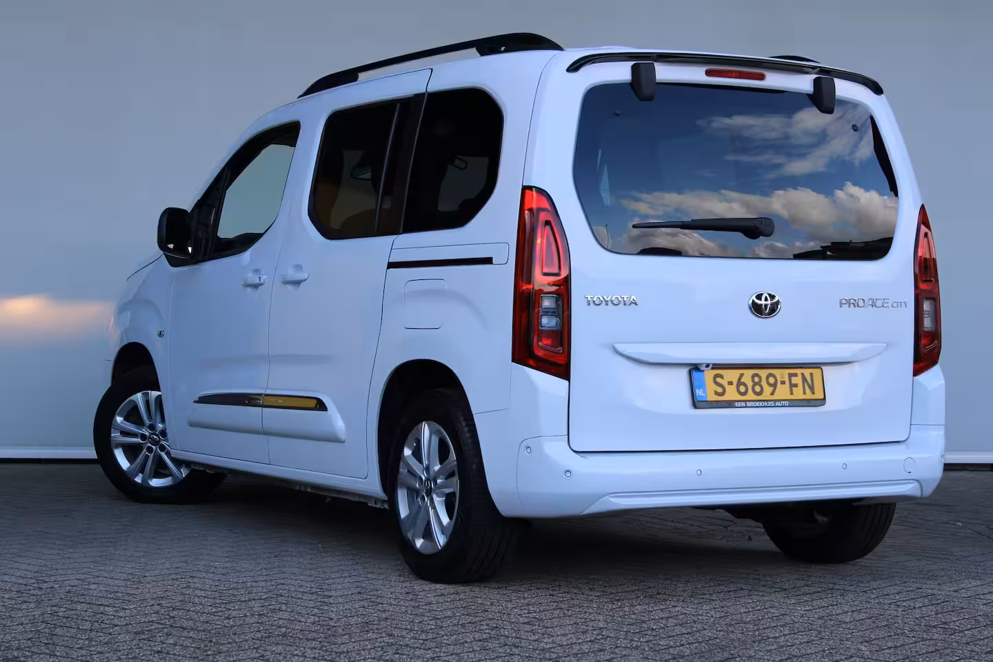 Toyota ProAce City Verso 1.2 Turbo Active | 5-persoons | Dubbele schuifdeur | Navigatie | Camera | Climate control