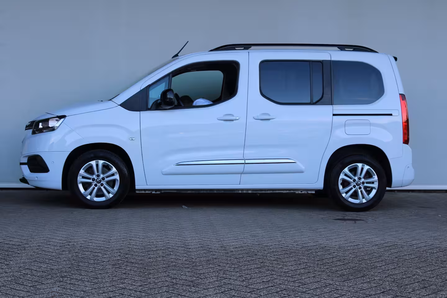 Toyota ProAce City Verso 1.2 Turbo Active | 5-persoons | Dubbele schuifdeur | Navigatie | Camera | Climate control