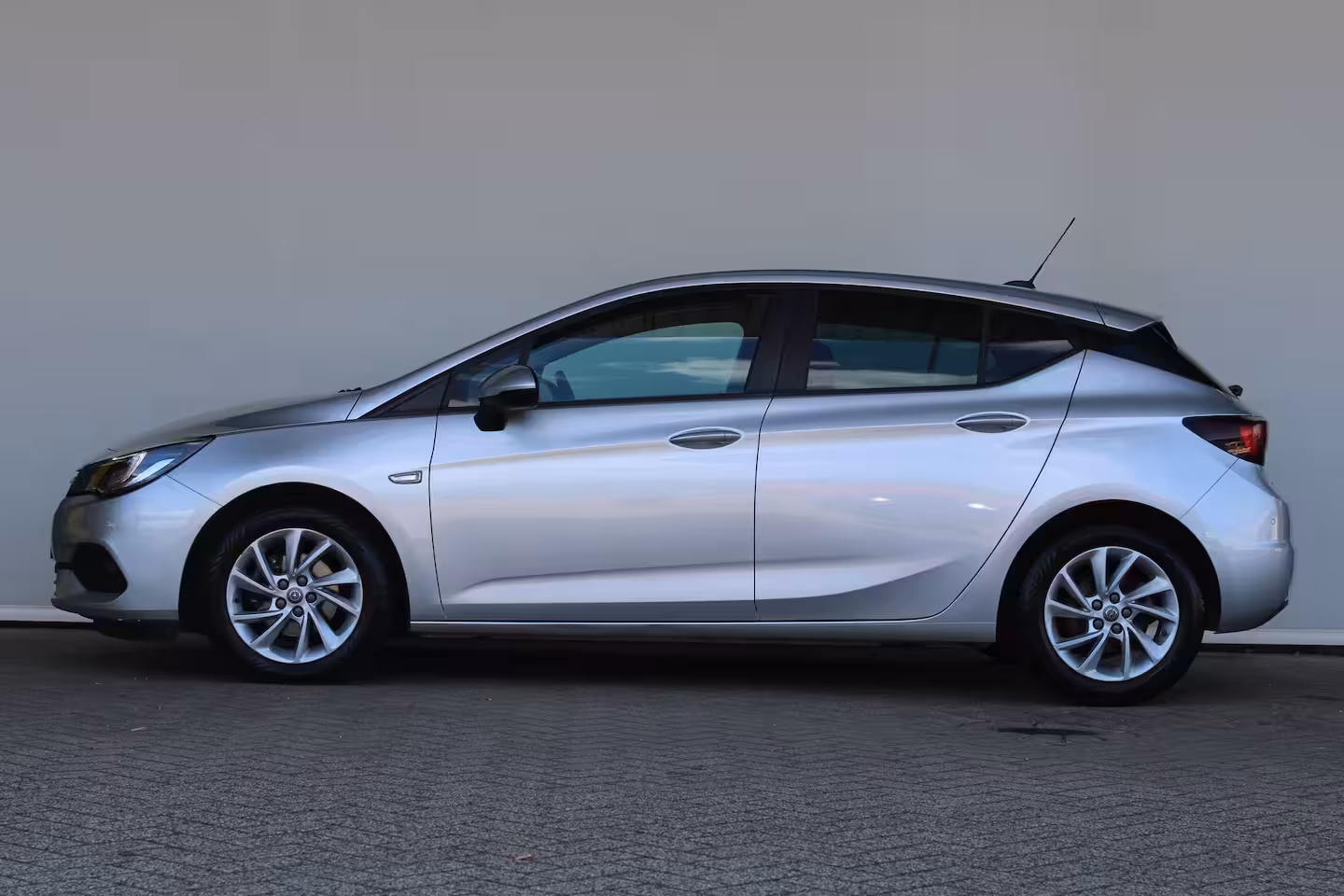 Opel Astra 1.4 Edition 2020 | Navigatie | Cruise control | Parkeersensoren | Stoel- & stuurverwarming