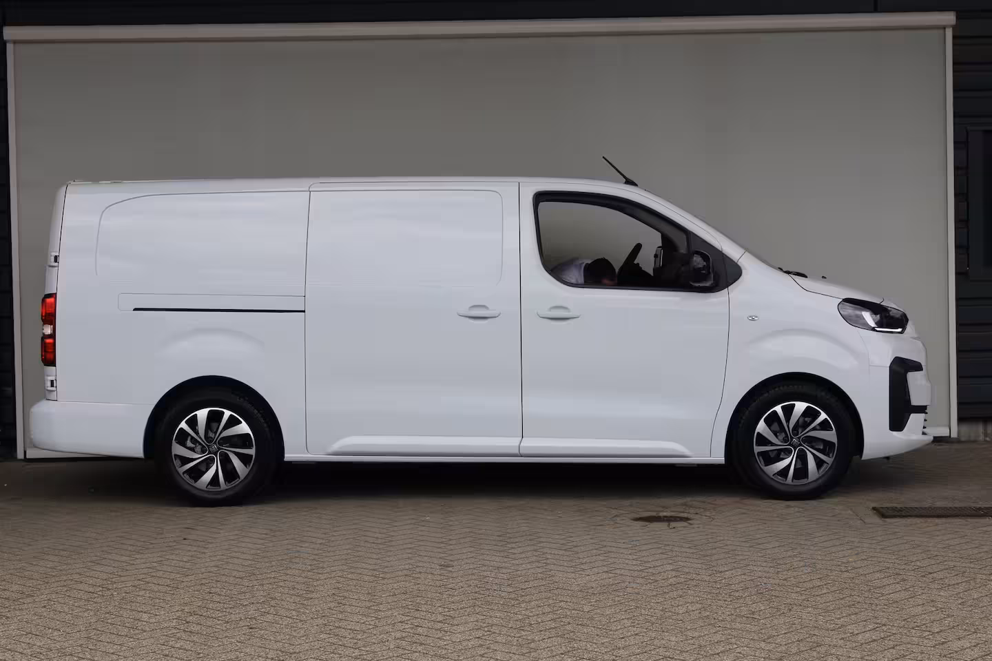 Fiat E-Scudo L3 75 kWh | Cruise control | Bumpers in kleur | Laadruimtebetimmering | Full-LED koplampen