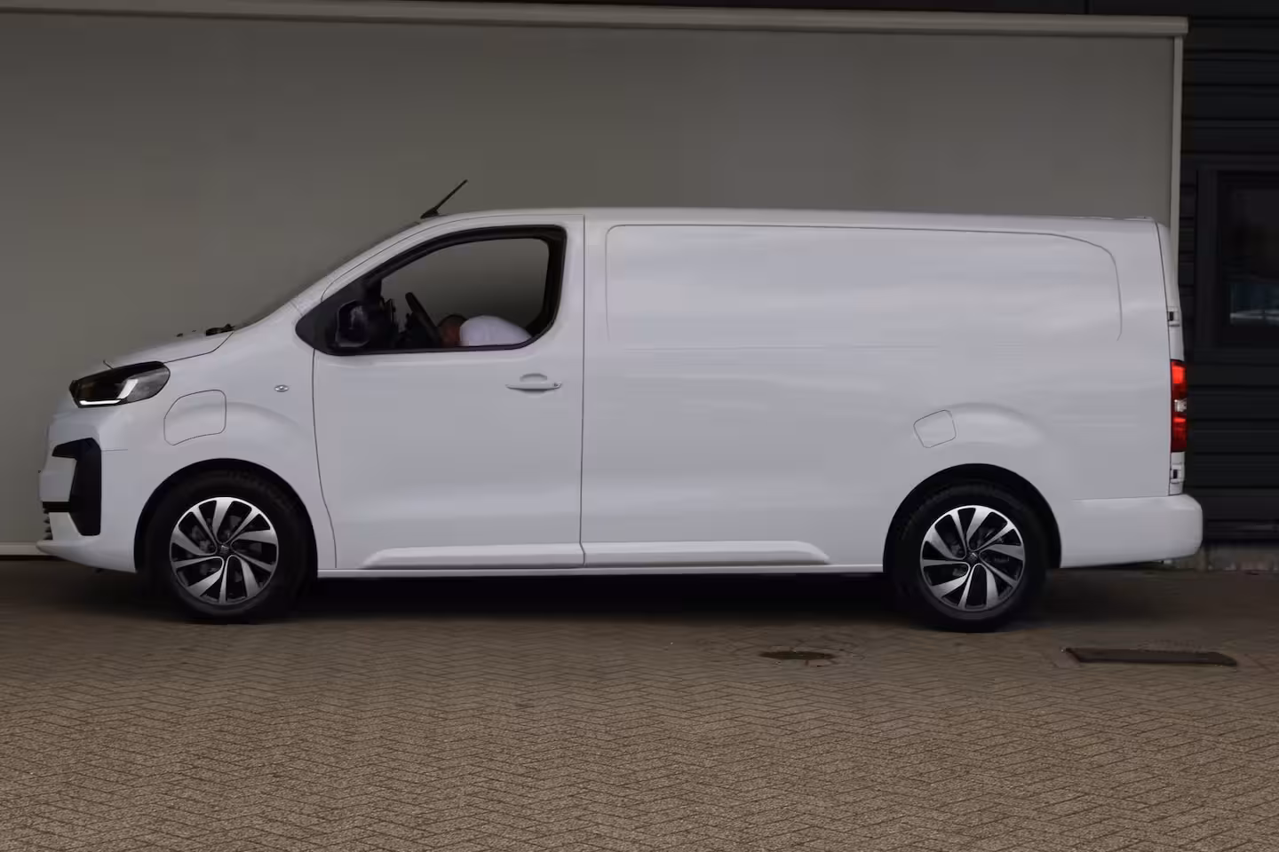 Fiat E-Scudo L3 75 kWh | Cruise control | Bumpers in kleur | Laadruimtebetimmering | Full-LED koplampen