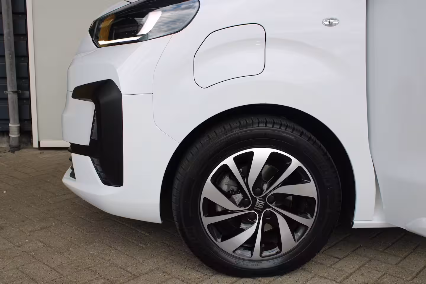 Fiat E-Scudo L3 75 kWh | Cruise control | Bumpers in kleur | Laadruimtebetimmering | Full-LED koplampen