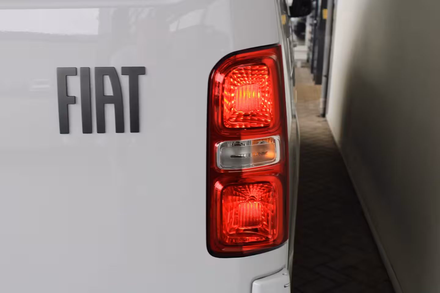 Fiat E-Scudo L3 75 kWh | Cruise control | Bumpers in kleur | Laadruimtebetimmering | Full-LED koplampen