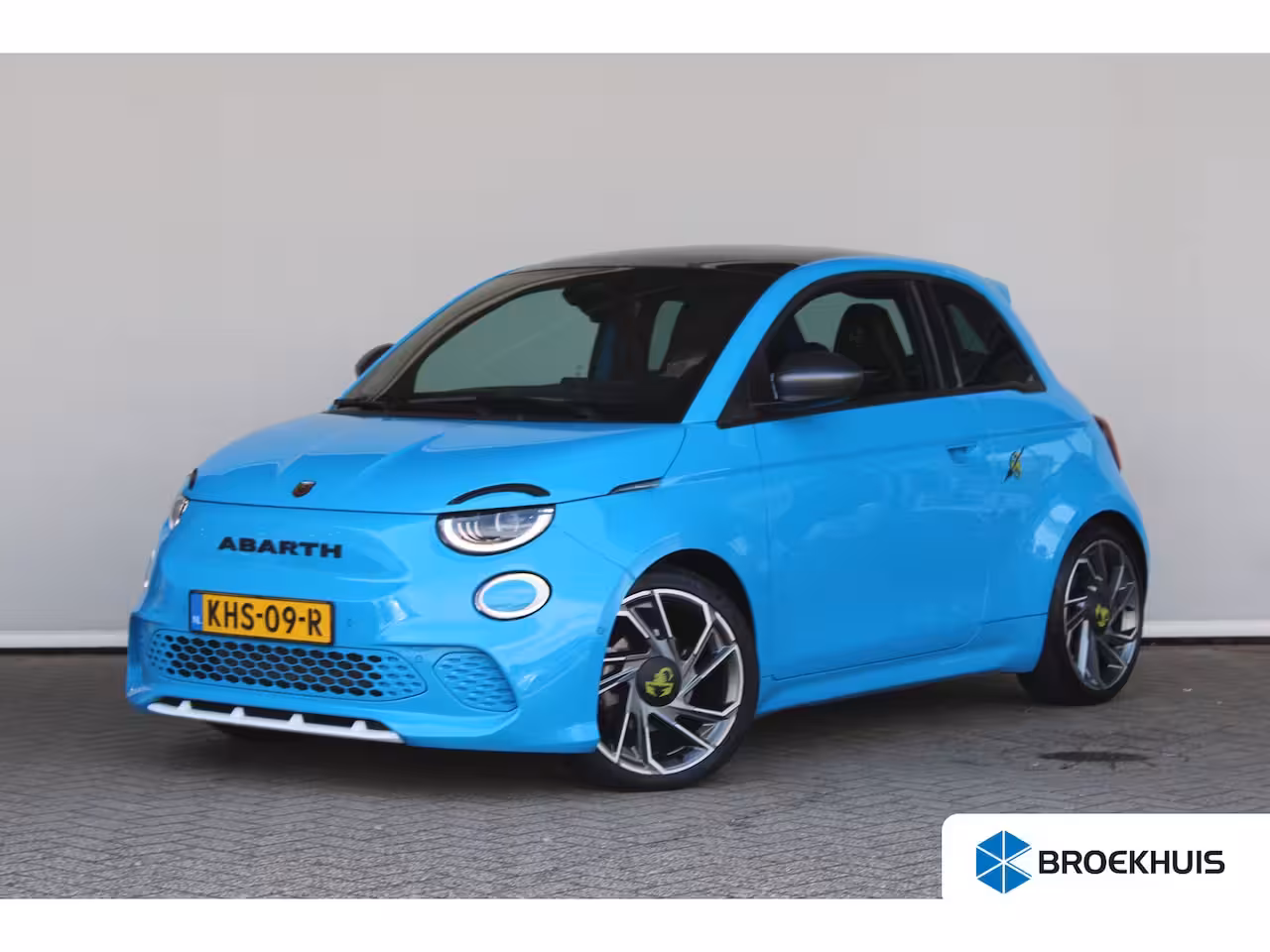 Abarth 500e Scorpionissima 42 kWh | SOH 96 % | Navigatie | Camera | Panoramadak | Alcantara | Sportsto