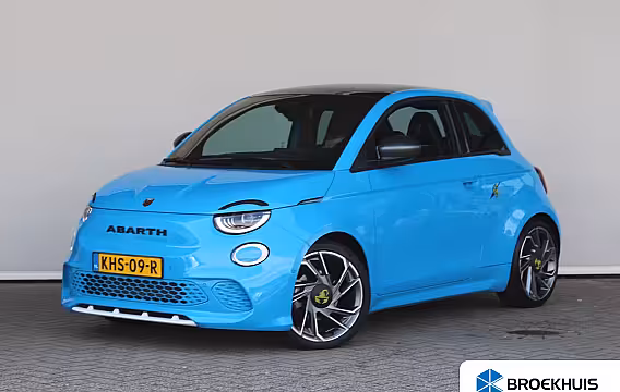 Abarth 500e Scorpionissima 42 kWh | SOH 96 % | Navigatie | Camera | Panoramadak | Alcantara | Sportsto
