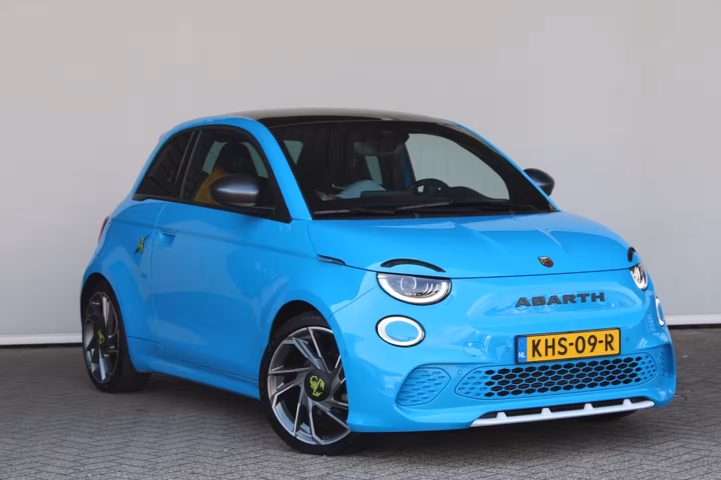 Abarth 500e Scorpionissima 42 kWh | SOH 96 % | Navigatie | Camera | Panoramadak | Alcantara | Sportsto