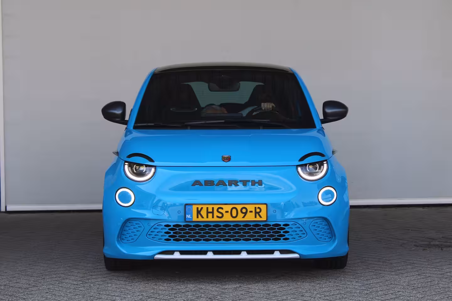 Abarth 500e Scorpionissima 42 kWh | SOH 96 % | Navigatie | Camera | Panoramadak | Alcantara | Sportsto