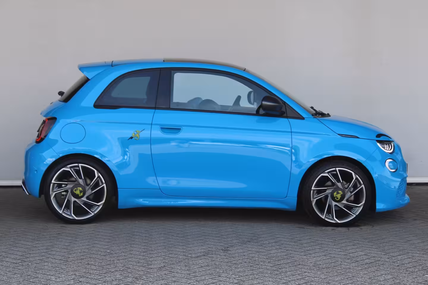 Abarth 500e Scorpionissima 42 kWh | SOH 96 % | Navigatie | Camera | Panoramadak | Alcantara | Sportsto