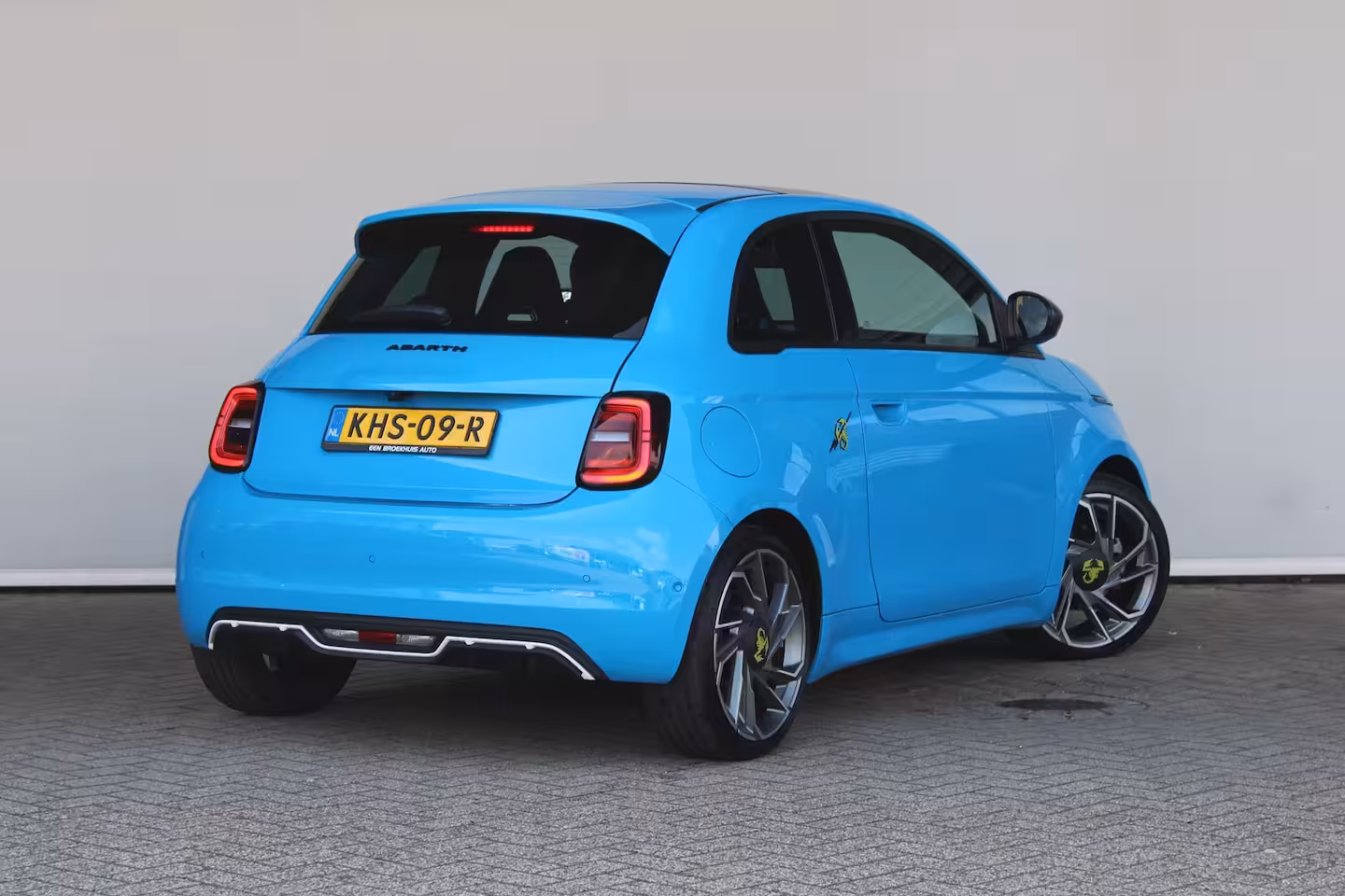 Abarth 500e Scorpionissima 42 kWh | SOH 96 % | Navigatie | Camera | Panoramadak | Alcantara | Sportsto
