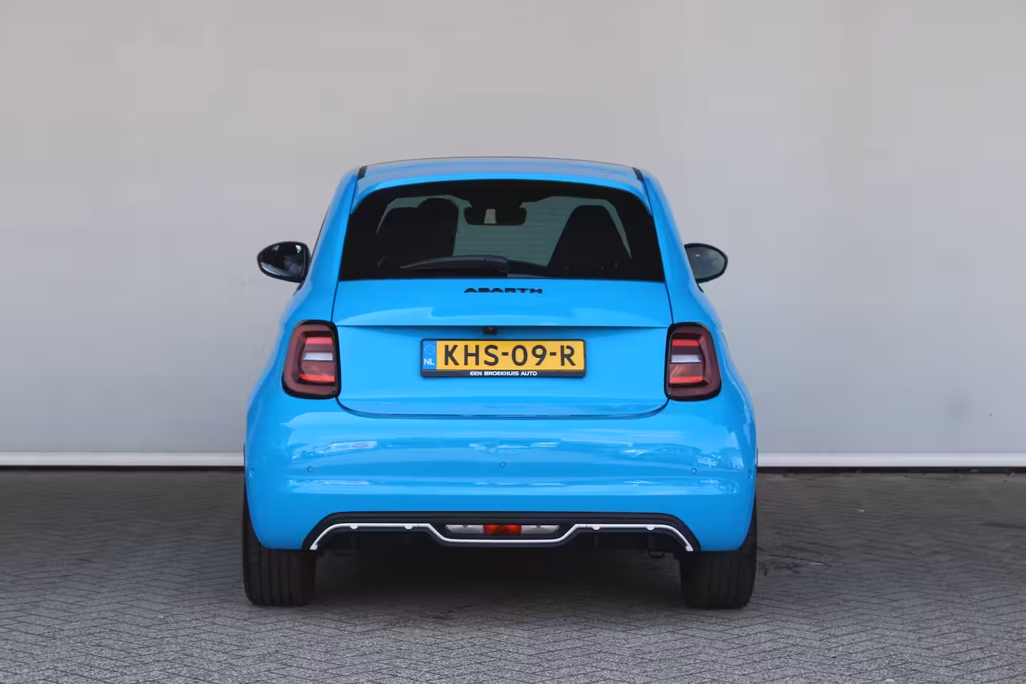 Abarth 500e Scorpionissima 42 kWh | SOH 96 % | Navigatie | Camera | Panoramadak | Alcantara | Sportsto