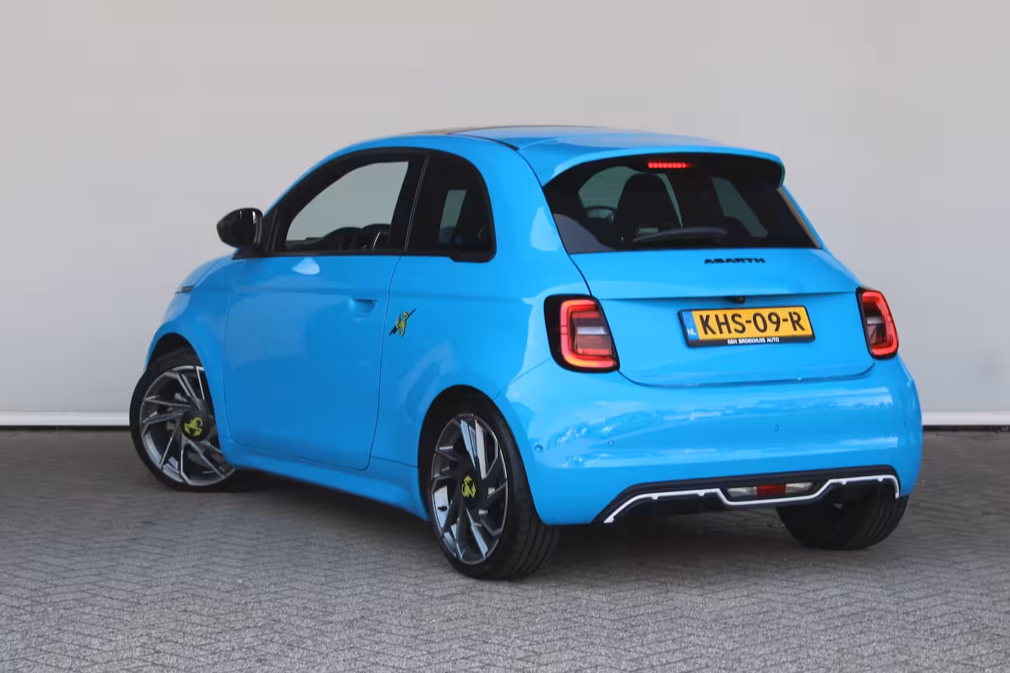 Abarth 500e Scorpionissima 42 kWh | SOH 96 % | Navigatie | Camera | Panoramadak | Alcantara | Sportsto