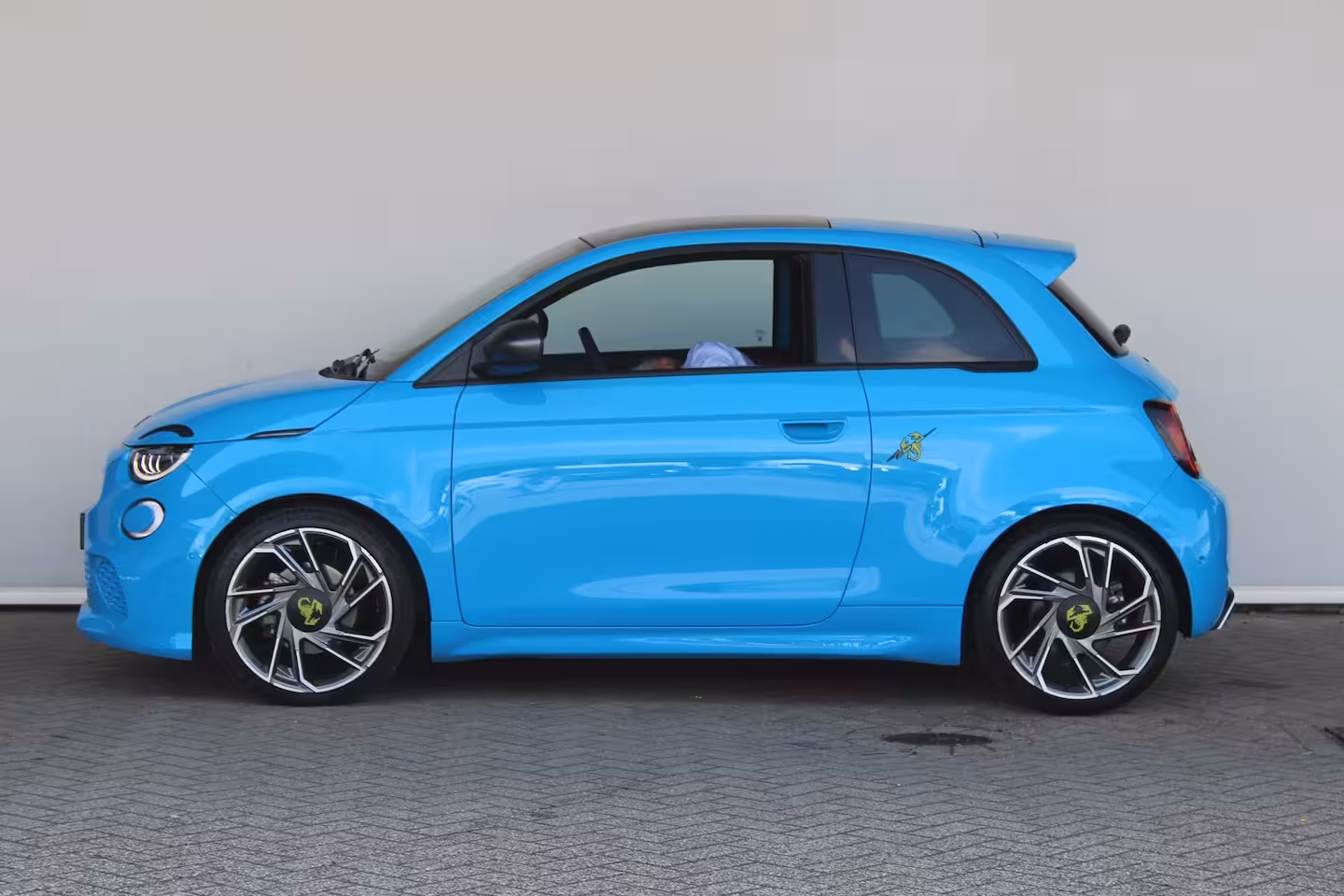 Abarth 500e Scorpionissima 42 kWh | SOH 96 % | Navigatie | Camera | Panoramadak | Alcantara | Sportsto