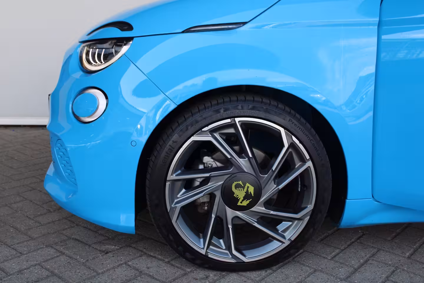 Abarth 500e Scorpionissima 42 kWh | SOH 96 % | Navigatie | Camera | Panoramadak | Alcantara | Sportsto