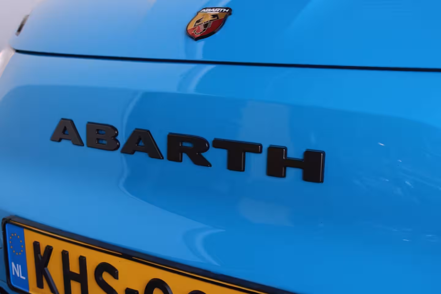 Abarth 500e Scorpionissima 42 kWh | SOH 96 % | Navigatie | Camera | Panoramadak | Alcantara | Sportsto