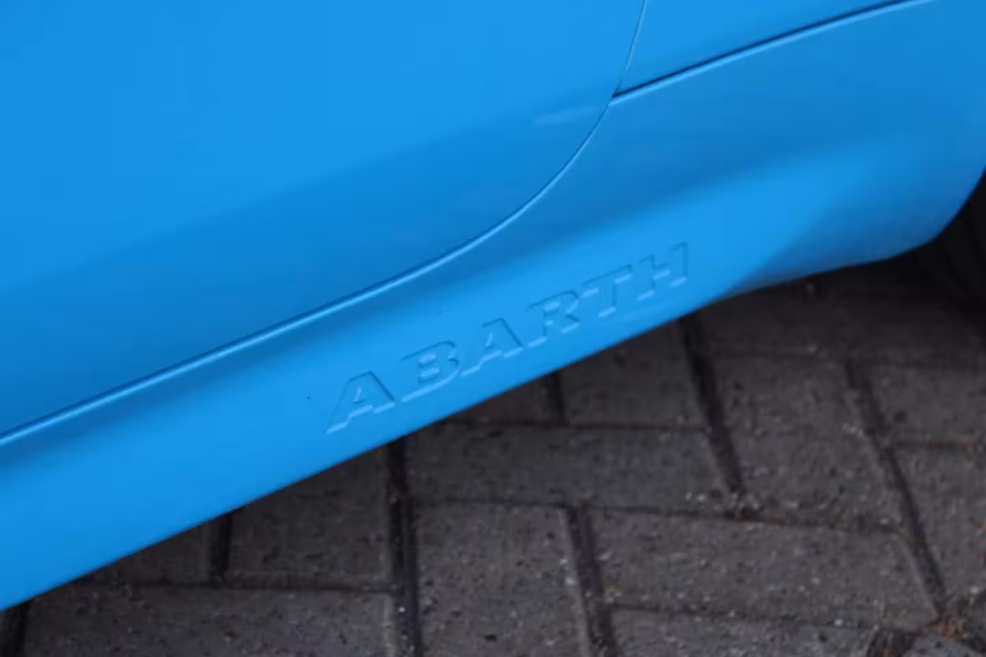 Abarth 500e Scorpionissima 42 kWh | SOH 96 % | Navigatie | Camera | Panoramadak | Alcantara | Sportsto