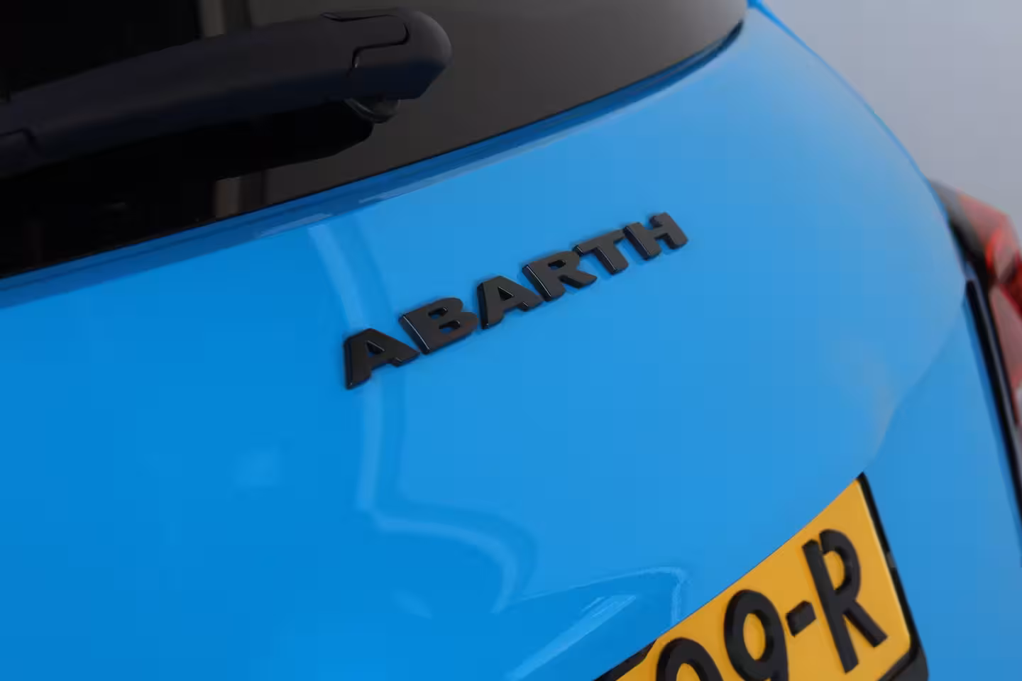 Abarth 500e Scorpionissima 42 kWh | SOH 96 % | Navigatie | Camera | Panoramadak | Alcantara | Sportsto