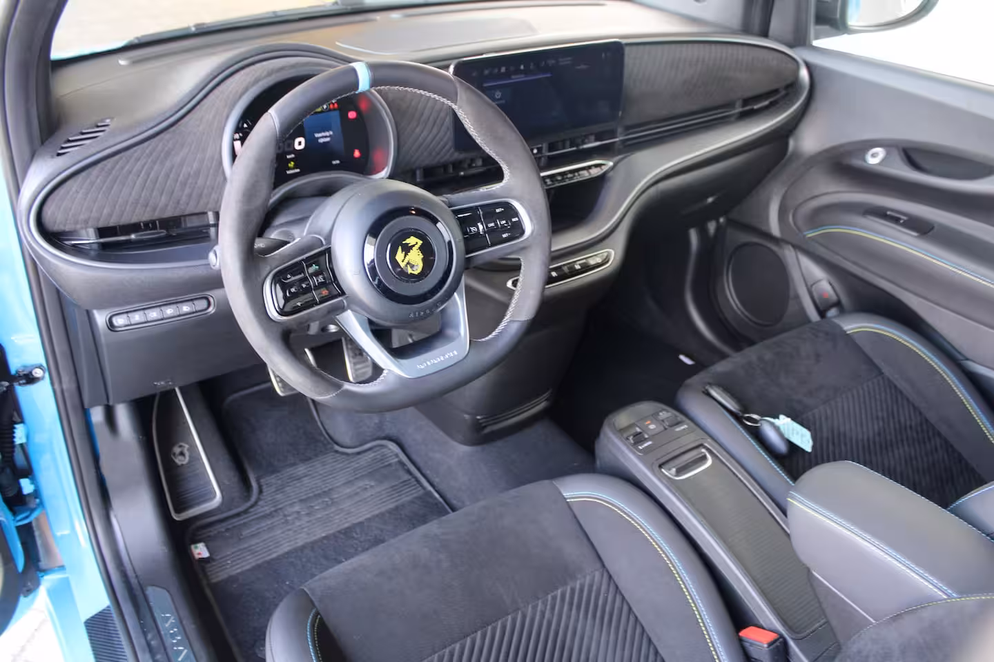 Abarth 500e Scorpionissima 42 kWh | SOH 96 % | Navigatie | Camera | Panoramadak | Alcantara | Sportsto