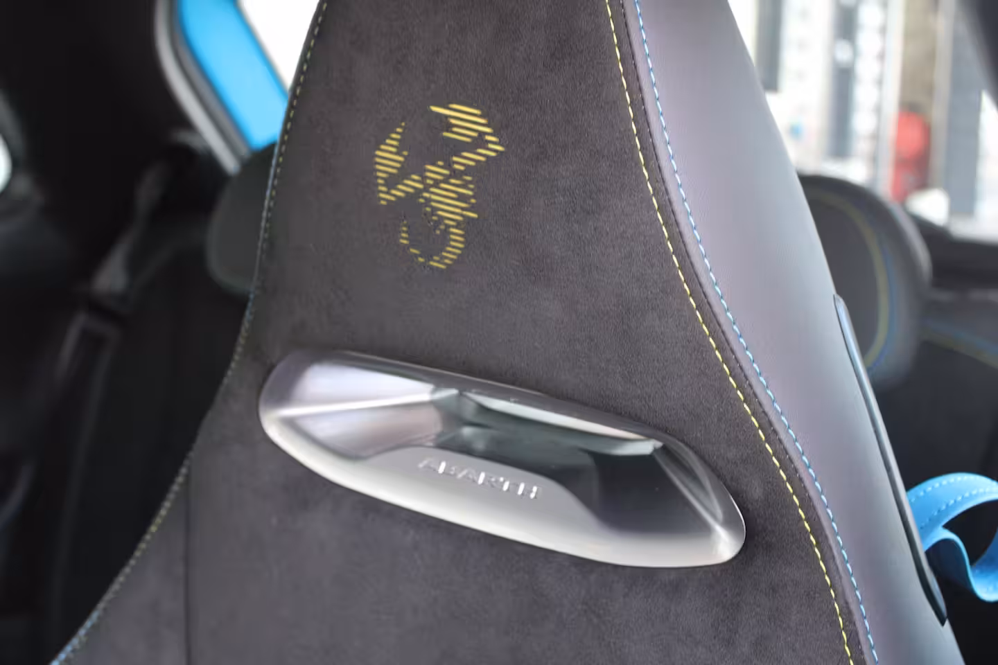 Abarth 500e Scorpionissima 42 kWh | SOH 96 % | Navigatie | Camera | Panoramadak | Alcantara | Sportsto