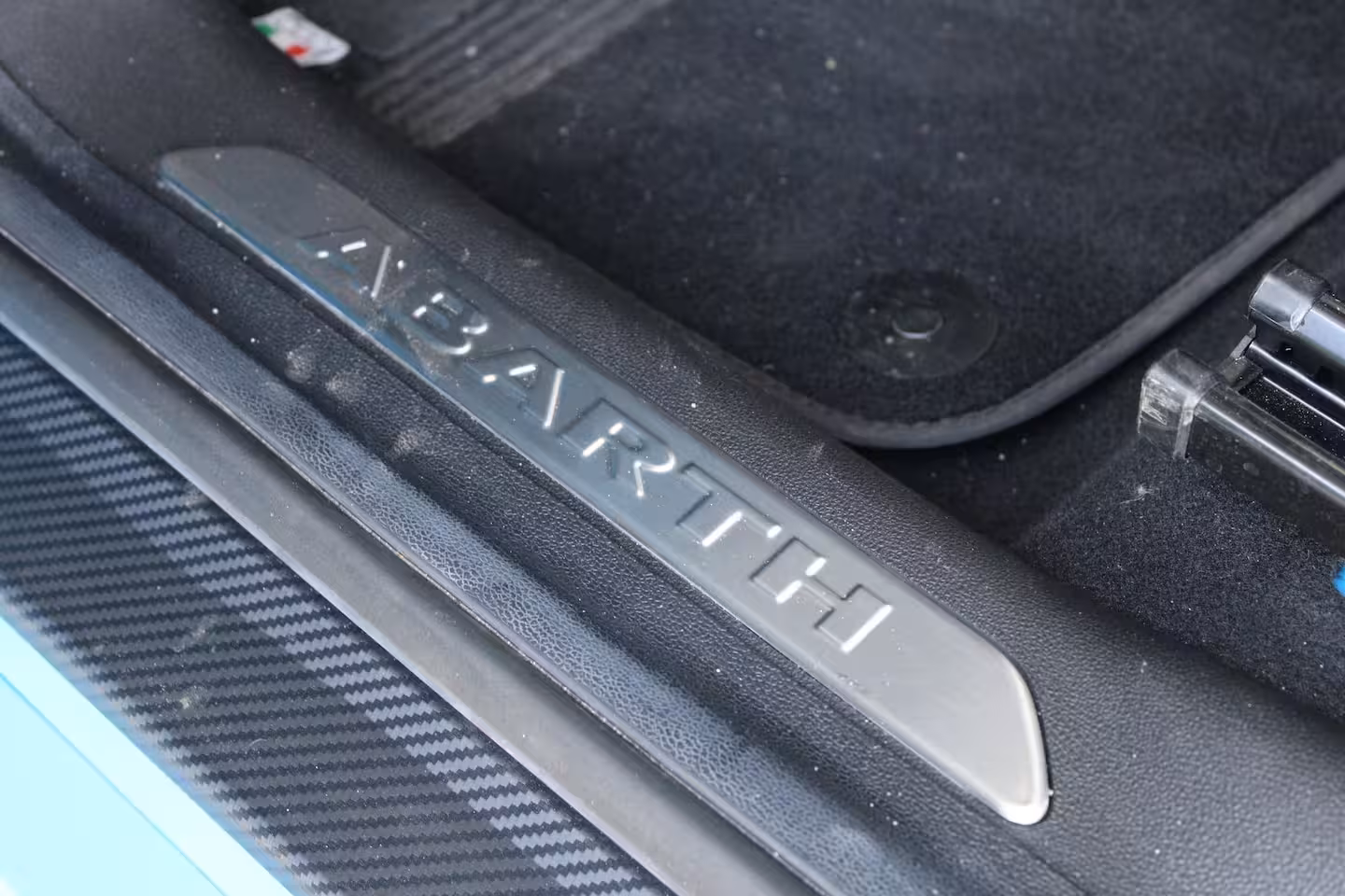 Abarth 500e Scorpionissima 42 kWh | SOH 96 % | Navigatie | Camera | Panoramadak | Alcantara | Sportsto