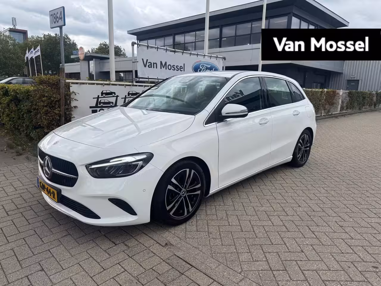 Mercedes-Benz B-klasse 180 Star Edition Luxury Line | Navigatie | Climate Controle | Trekhaak | Stoelverwarming V