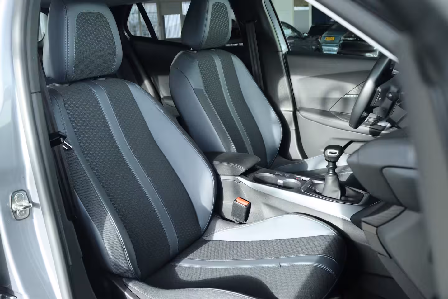 Peugeot 2008 1.2 Turbo Allure | Cruise Control | Camera | Navi | Keyless | LED | Carplay | Climate | i