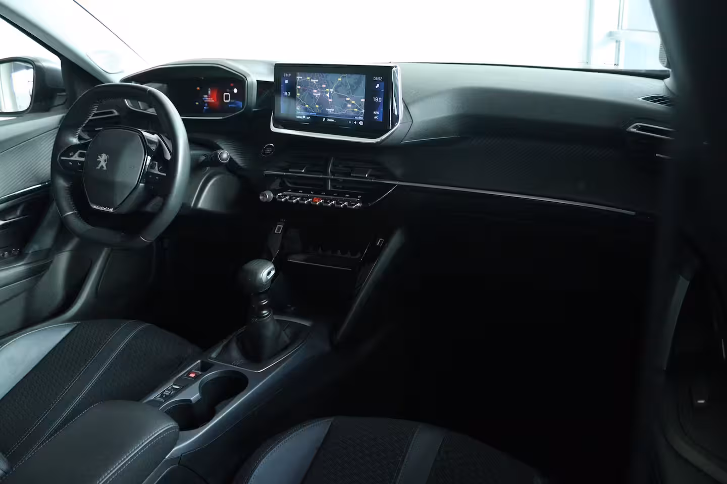 Peugeot 2008 1.2 Turbo Allure | Cruise Control | Camera | Navi | Keyless | LED | Carplay | Climate | i