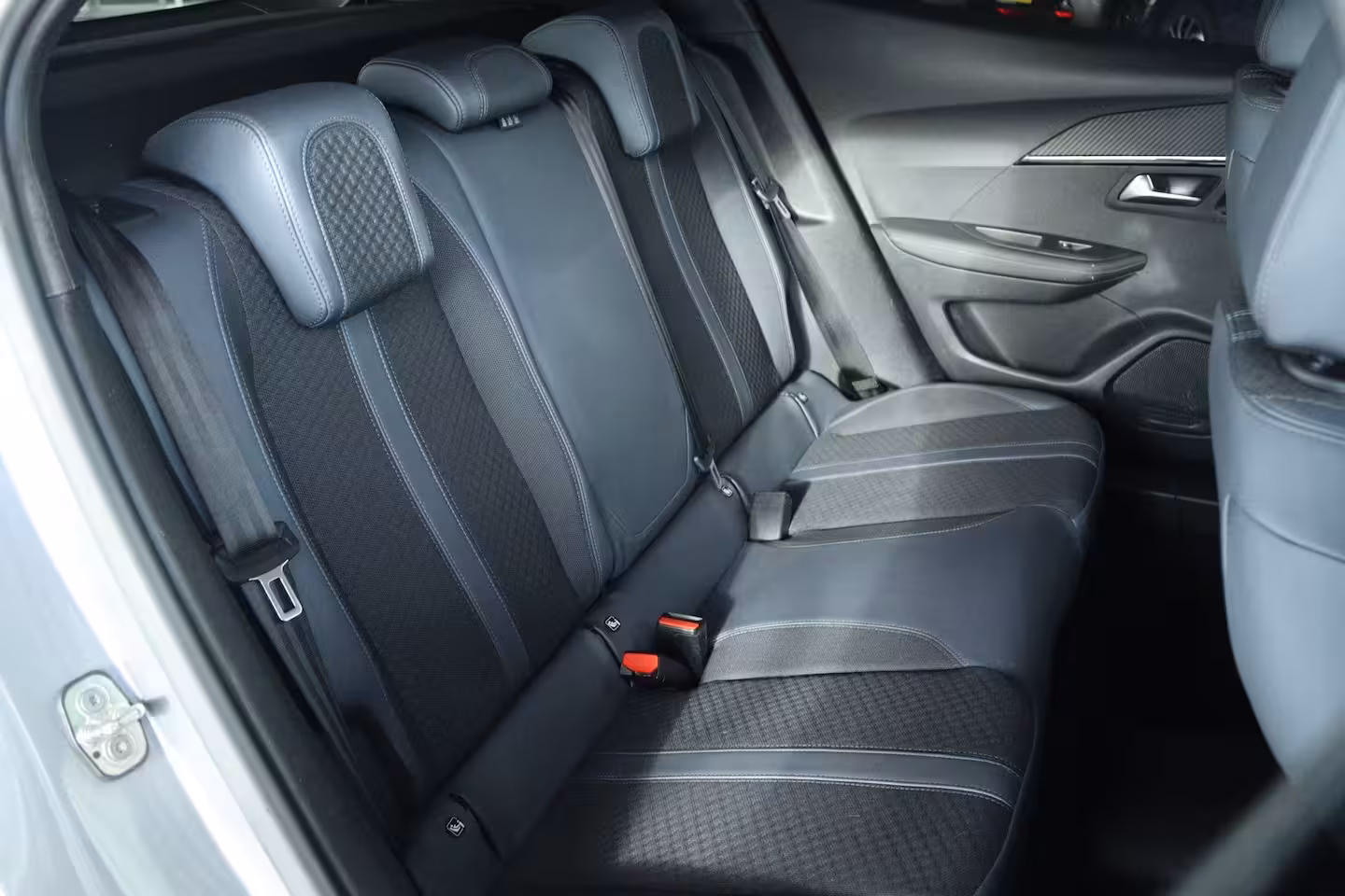 Peugeot 2008 1.2 Turbo Allure | Cruise Control | Camera | Navi | Keyless | LED | Carplay | Climate | i