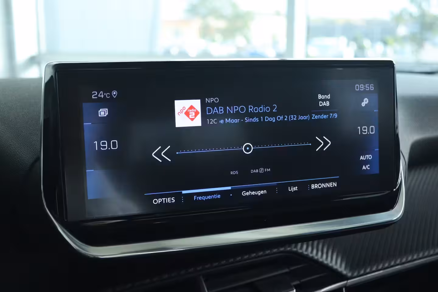 Peugeot 2008 1.2 Turbo Allure | Cruise Control | Camera | Navi | Keyless | LED | Carplay | Climate | i
