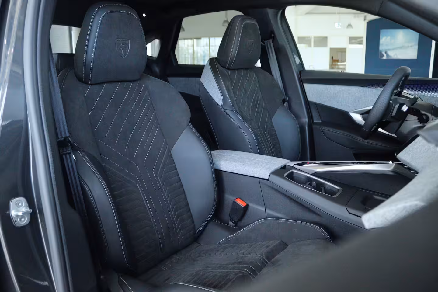 Peugeot e-3008 73 kWh DUAL MOTOR 325PK Launch Edition DEMO-DEAL | Adapt. Cruise | Focal Audio | Massage |