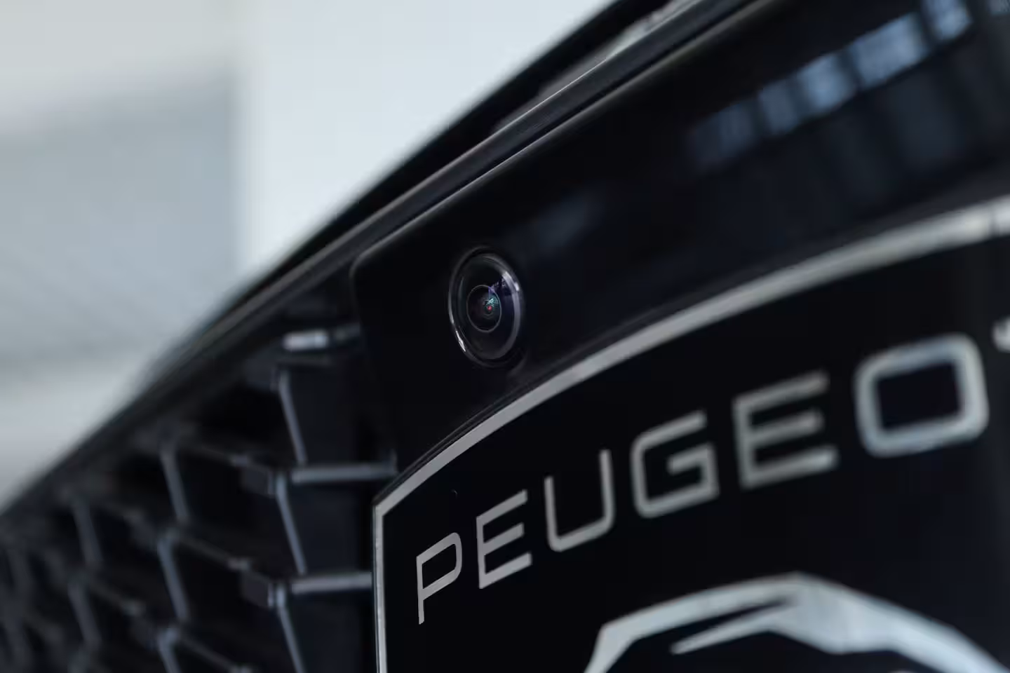 Peugeot e-3008 73 kWh DUAL MOTOR 325PK Launch Edition DEMO-DEAL | Adapt. Cruise | Focal Audio | Massage |