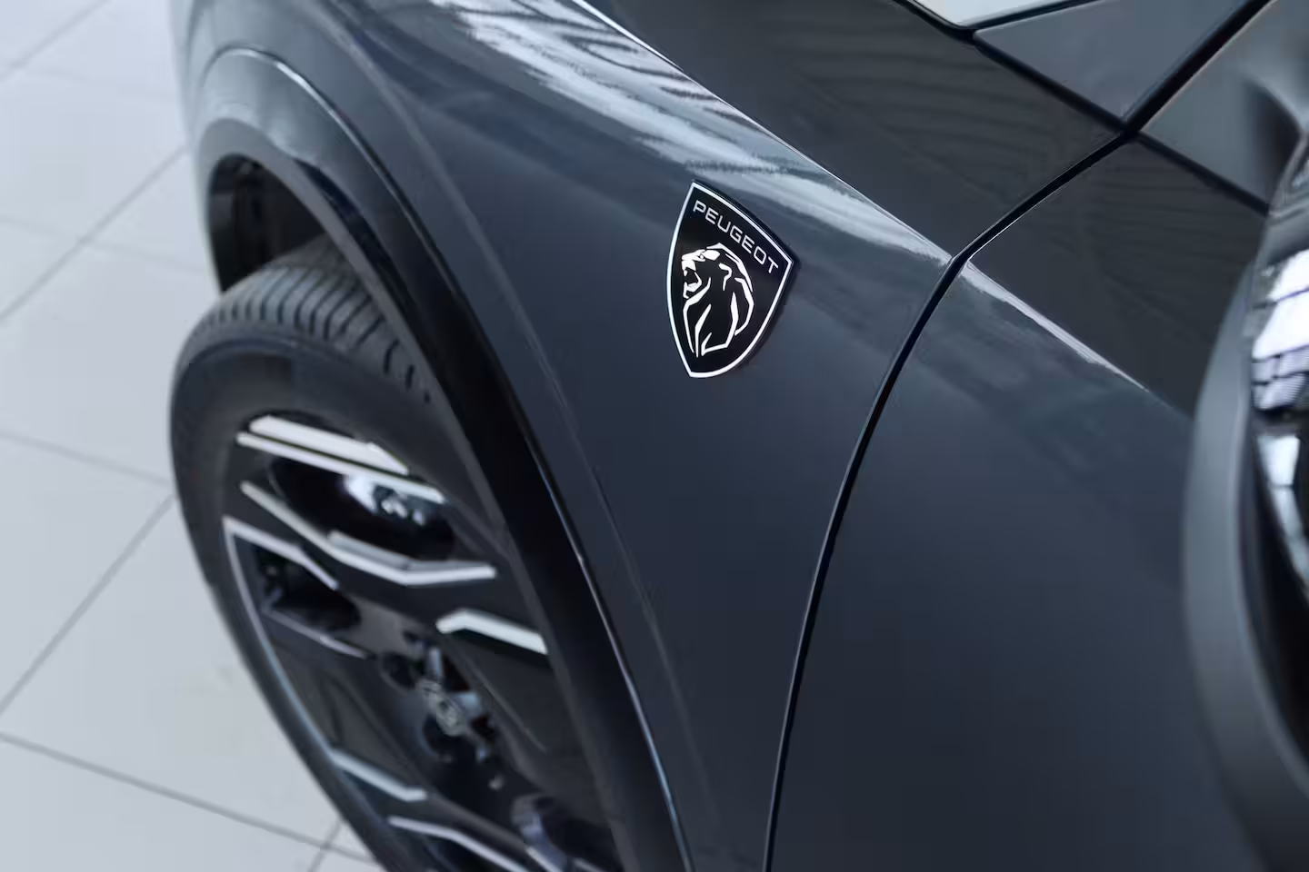 Peugeot e-3008 73 kWh DUAL MOTOR 325PK Launch Edition DEMO-DEAL | Adapt. Cruise | Focal Audio | Massage |