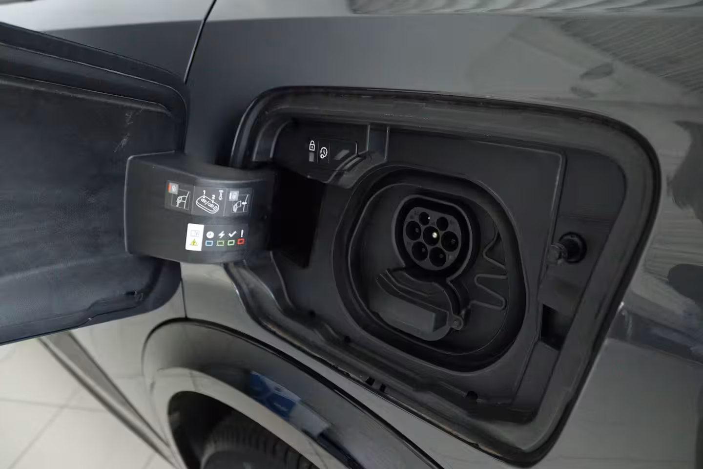Peugeot e-3008 73 kWh DUAL MOTOR 325PK Launch Edition DEMO-DEAL | Adapt. Cruise | Focal Audio | Massage |
