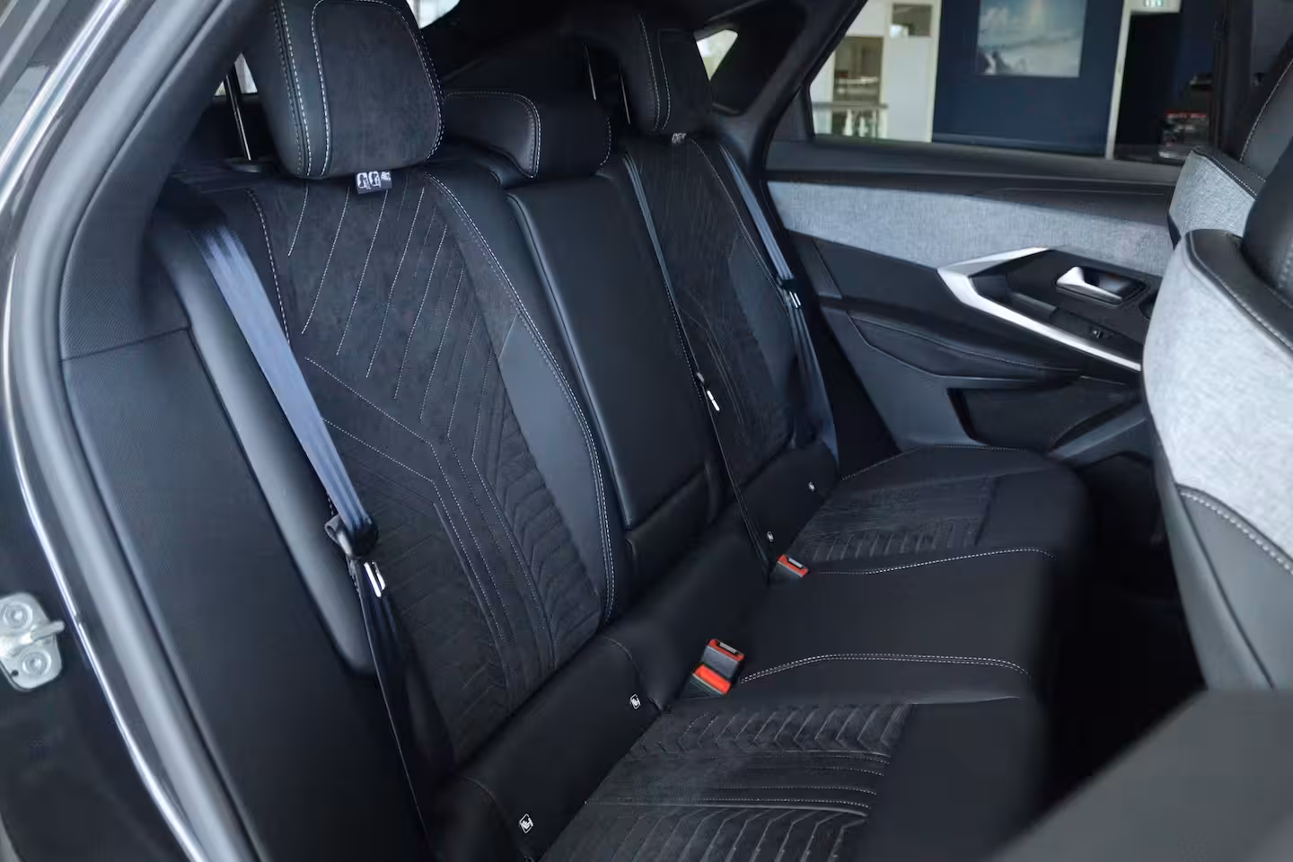 Peugeot e-3008 73 kWh DUAL MOTOR 325PK Launch Edition DEMO-DEAL | Adapt. Cruise | Focal Audio | Massage |