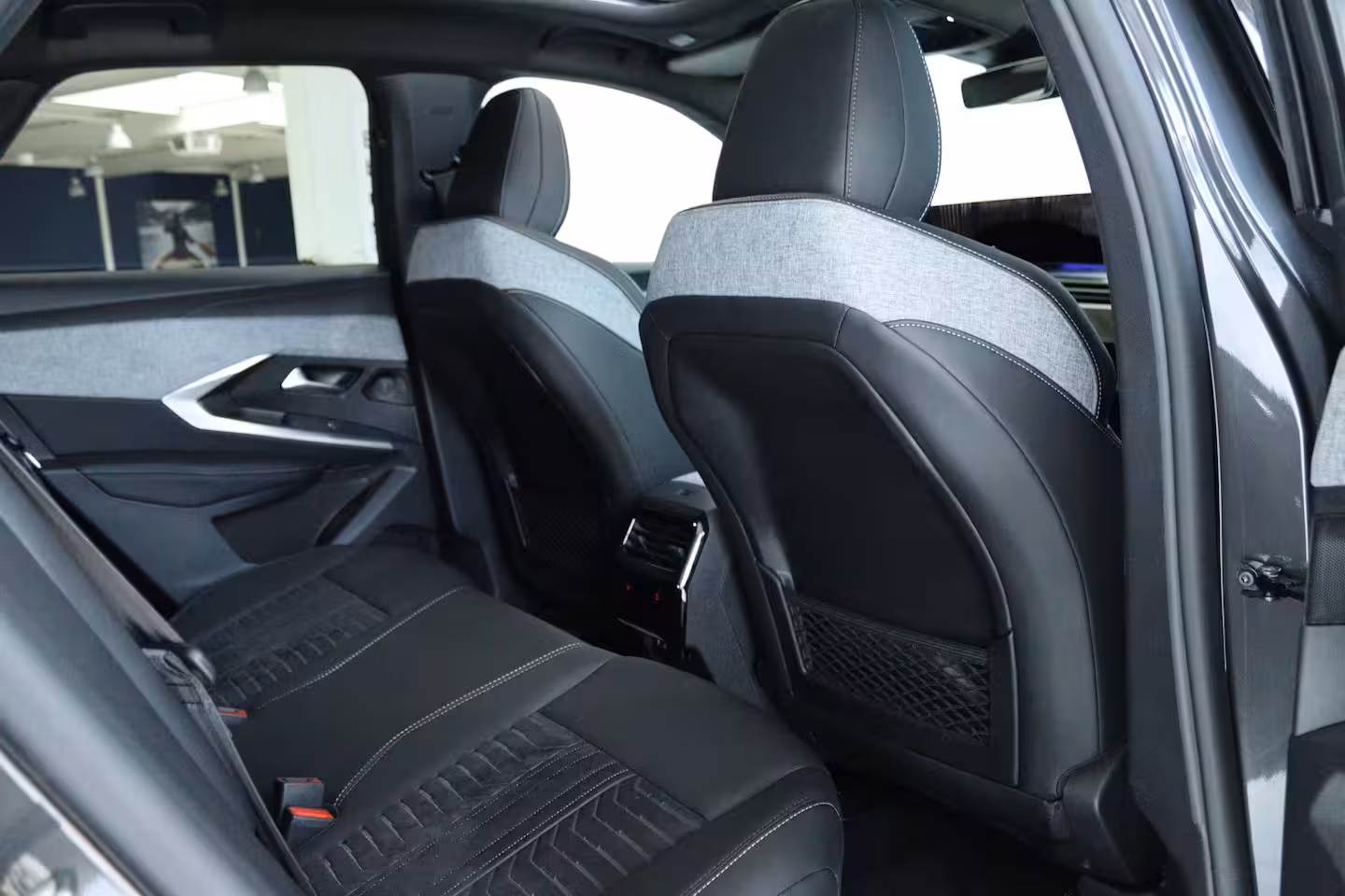 Peugeot e-3008 73 kWh DUAL MOTOR 325PK Launch Edition DEMO-DEAL | Adapt. Cruise | Focal Audio | Massage |