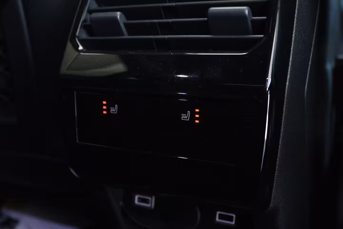 Peugeot e-3008 73 kWh DUAL MOTOR 325PK Launch Edition DEMO-DEAL | Adapt. Cruise | Focal Audio | Massage |