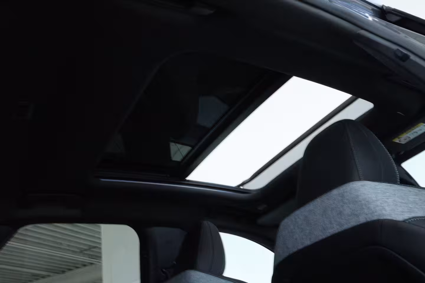 Peugeot e-3008 73 kWh DUAL MOTOR 325PK Launch Edition DEMO-DEAL | Adapt. Cruise | Focal Audio | Massage |