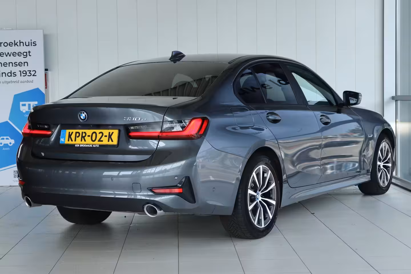 BMW 3-serie 330e Business Edition Plus | Cruise Control | Camera | Stoelverwarming | LEDER | Carplay |