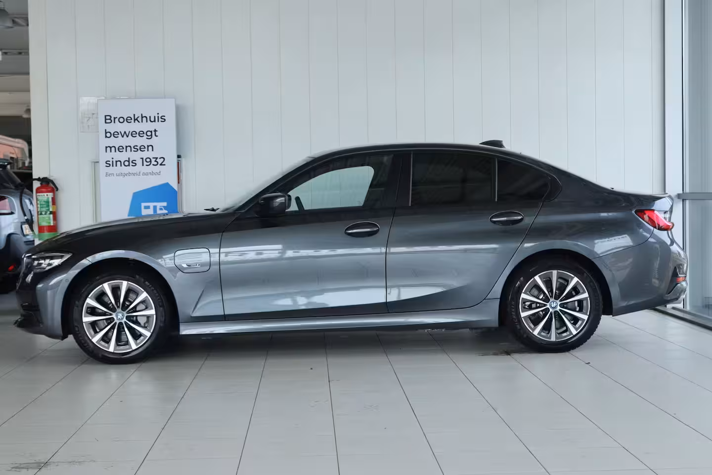 BMW 3-serie 330e Business Edition Plus | Cruise Control | Camera | Stoelverwarming | LEDER | Carplay |