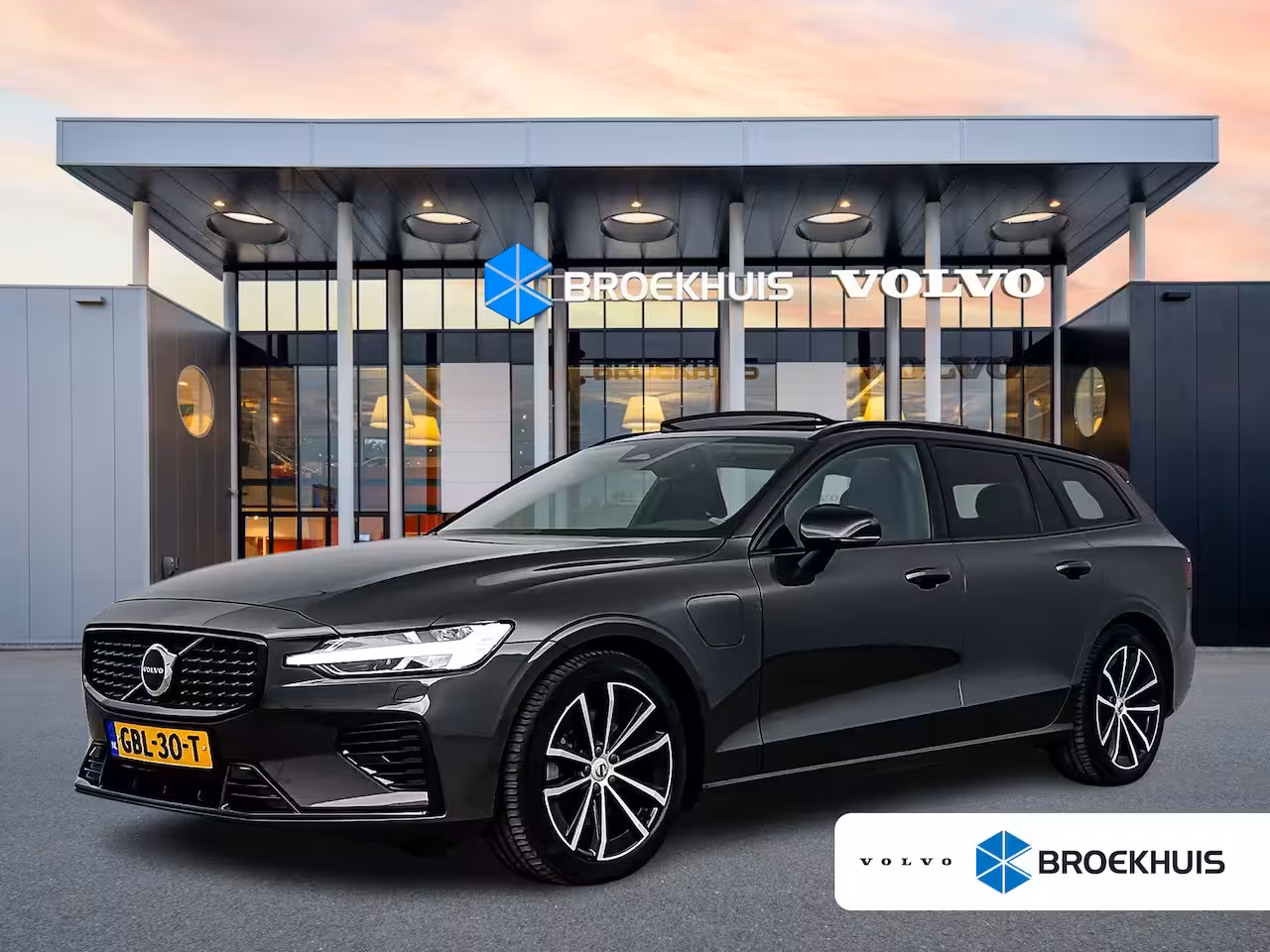 Volvo V60 T6 Recharge Ultra Dark | 18" | Trekhaak | Panoramadak | Head-Up | Full LED | Harman Kardon