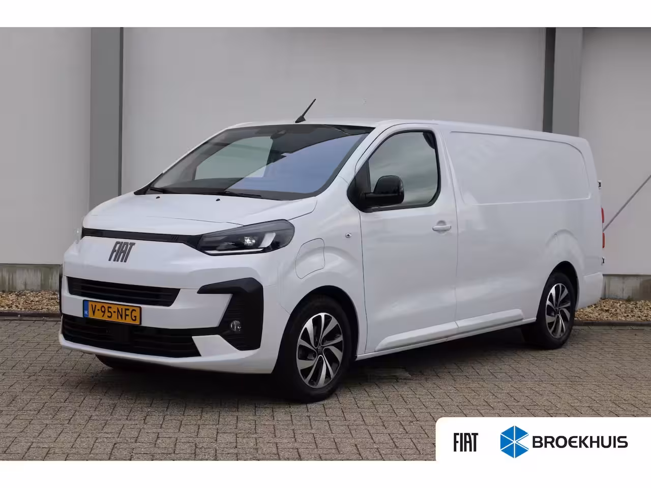 Fiat E-Scudo L3 75 kWh | 12V aansluiting in de laadruimte | Buitenspiegelkappen en stootlijsten in zwar