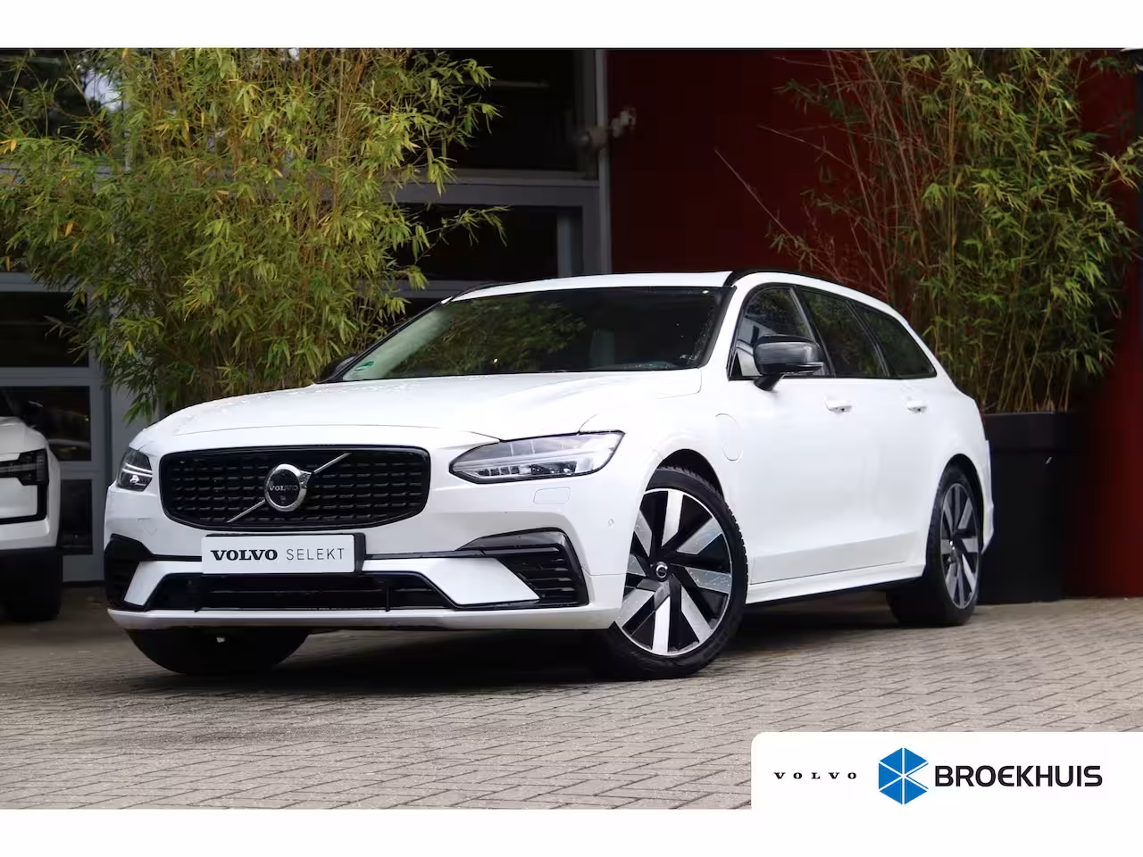 Volvo V90 2.0 T6 Plug-in hybrid AWD Ultra Dark | Luchtvering | Trekhaak | 360 Camera | Pilot Assist