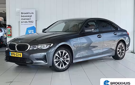 BMW 3-serie 330e Business Edition Plus | Cruise Control | Camera | Stoelverwarming | LEDER | Carplay |