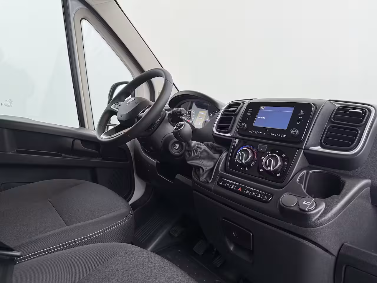 Peugeot Boxer 2.2 BlueHDi 140pk L2H2 3.5t | NIEUW BPM VRIJ | Achteruitrijcamera | Airco (automatisch) |