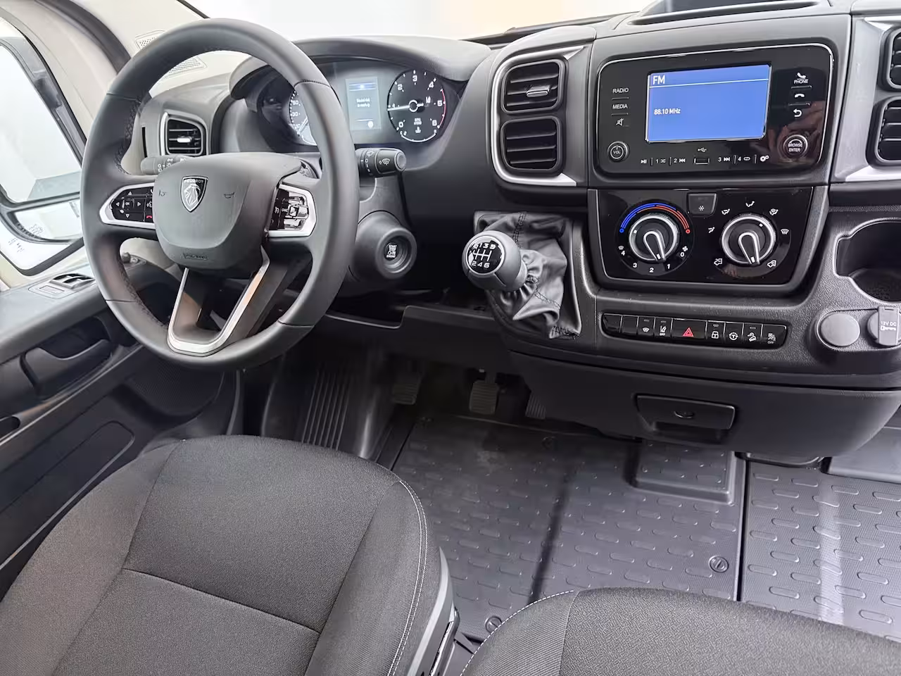 Peugeot Boxer 2.2 BlueHDi 140pk L2H2 3.5t | NIEUW BPM VRIJ | Achteruitrijcamera | Airco (automatisch) |
