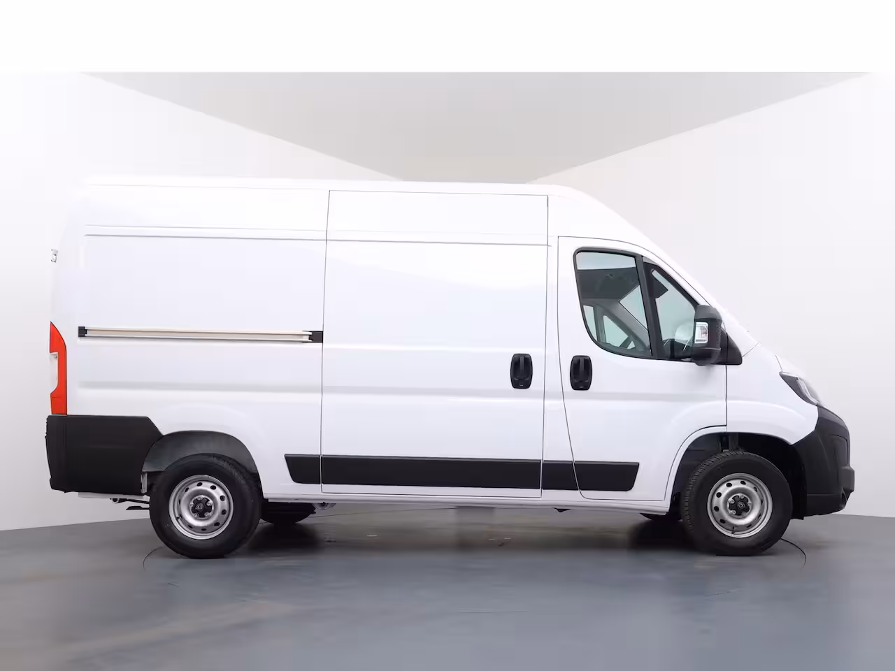 Peugeot Boxer 2.2 BlueHDi 140pk L2H2 3.5t | NIEUW BPM VRIJ | Achteruitrijcamera | Airco (automatisch) |