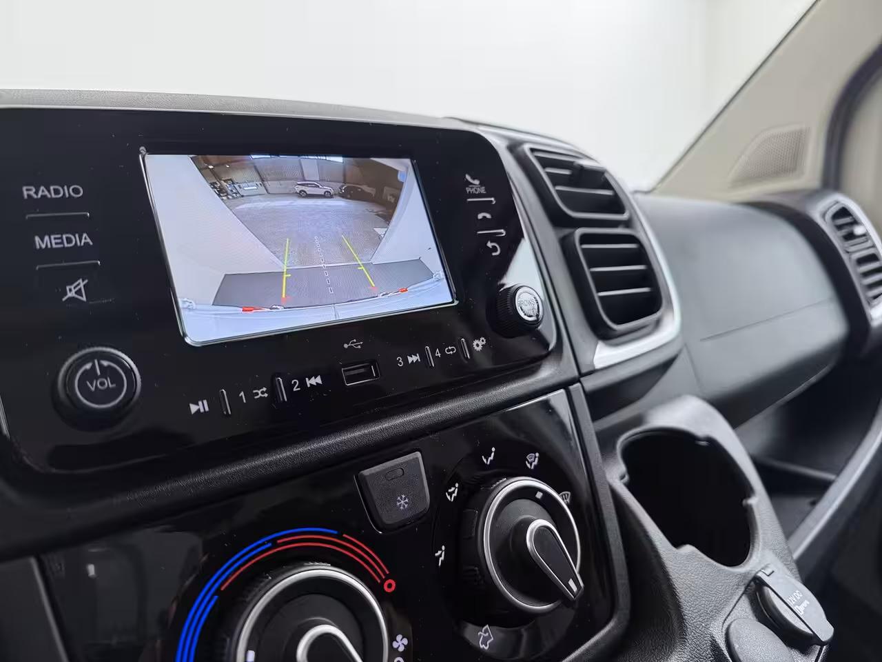 Peugeot Boxer 2.2 BlueHDi 140pk L2H2 3.5t | NIEUW BPM VRIJ | Achteruitrijcamera | Airco (automatisch) |