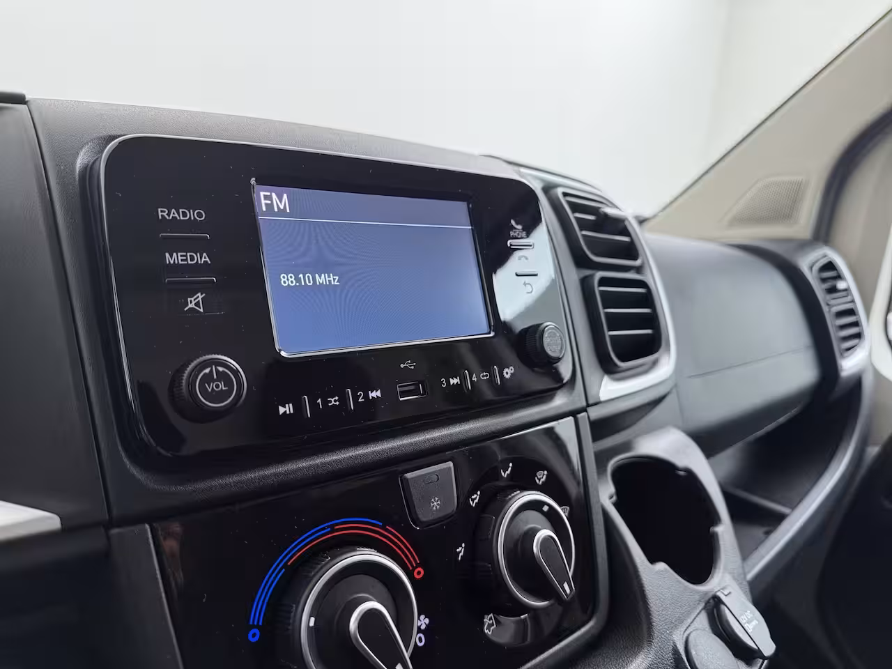 Peugeot Boxer 2.2 BlueHDi 140pk L2H2 3.5t | NIEUW BPM VRIJ | Achteruitrijcamera | Airco (automatisch) |