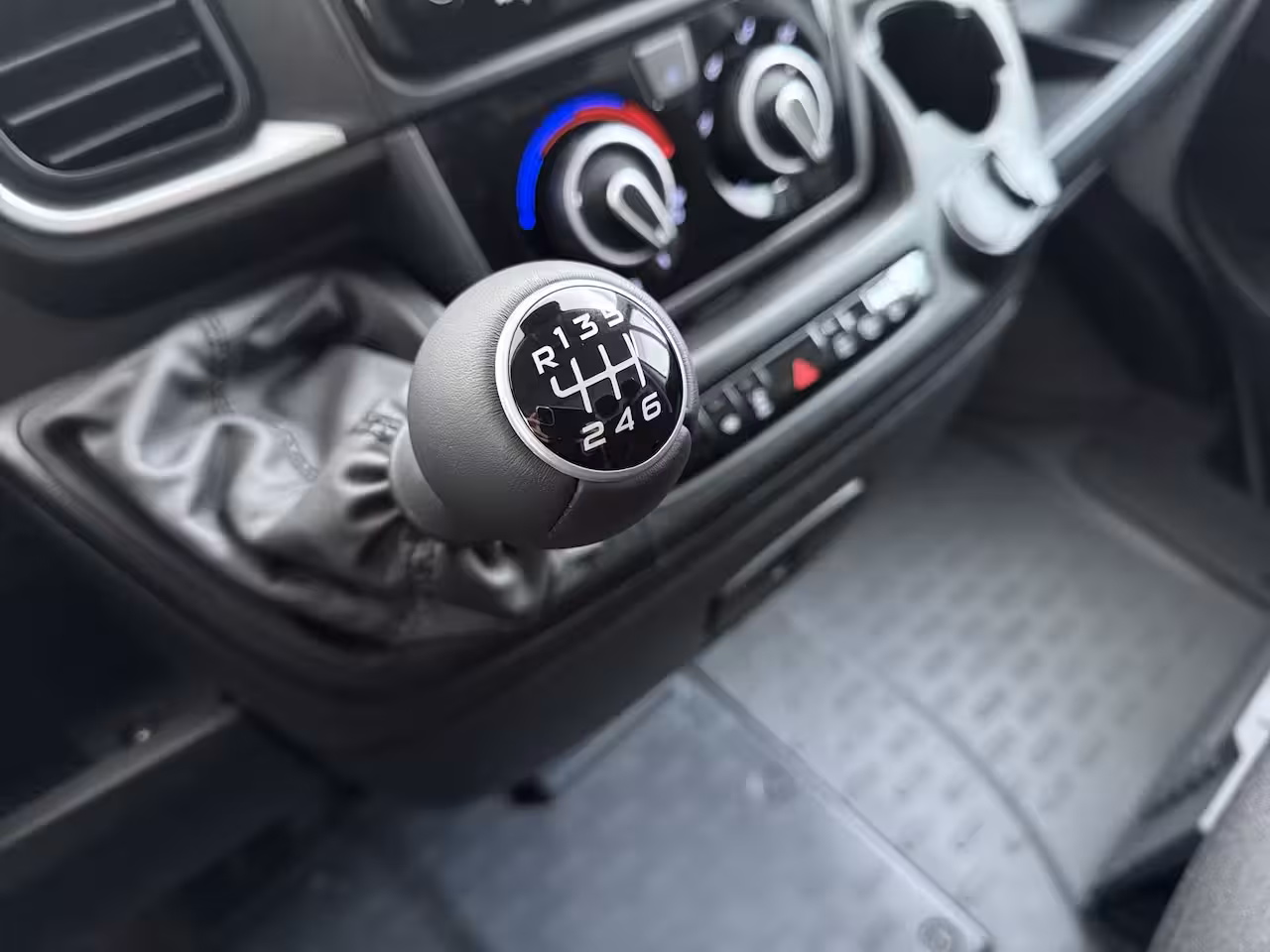 Peugeot Boxer 2.2 BlueHDi 140pk L2H2 3.5t | NIEUW BPM VRIJ | Achteruitrijcamera | Airco (automatisch) |