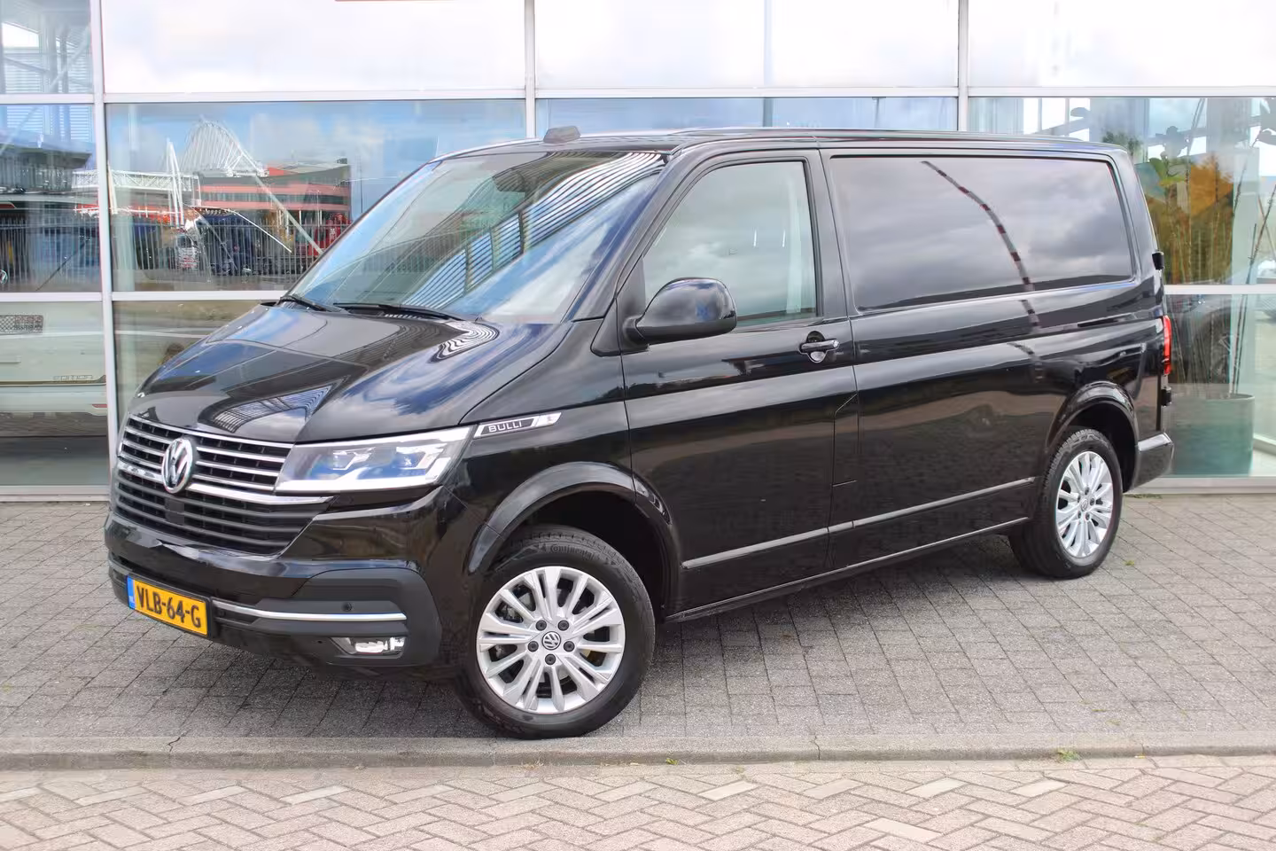 Volkswagen Transporter 2.0 TDI 150 PK DSG L1 Bulli | Trekhaak | Achterdeuren | Passagiersstoel | Adaptive cruise