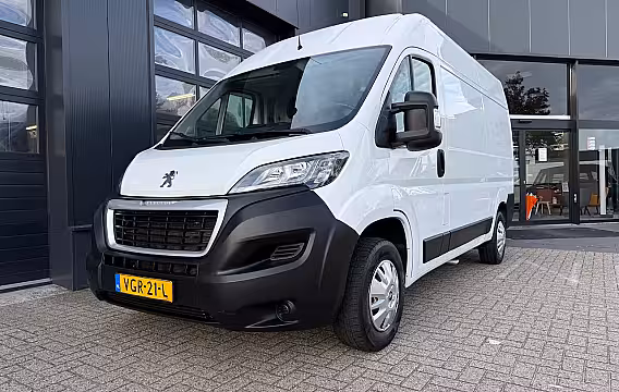 Peugeot Boxer 335 2.2 BlueHDi 140 L2H2 Premium | Sortimo | Camera | Trekhaak | | 2 zitplaatsen rechtsvoo